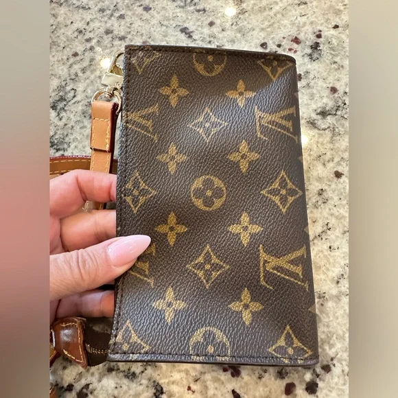 Louis Vuitton Monogram Pochette Crossbody Bag - Picture 4 of 14